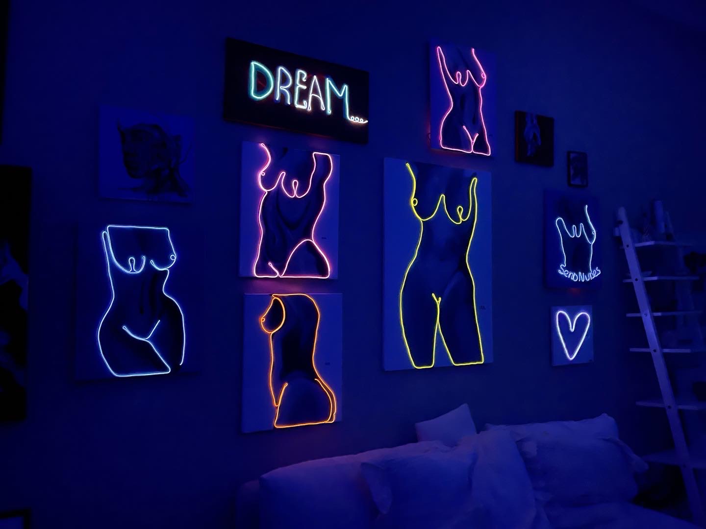 “T” mini Body Neon sign art